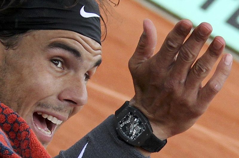 Nadal sonriente tras haber derrotado al número uno, Djokovic, en Roland Garros