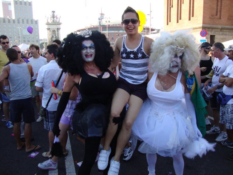 mi foto en pride barcelona ( soy del medio)