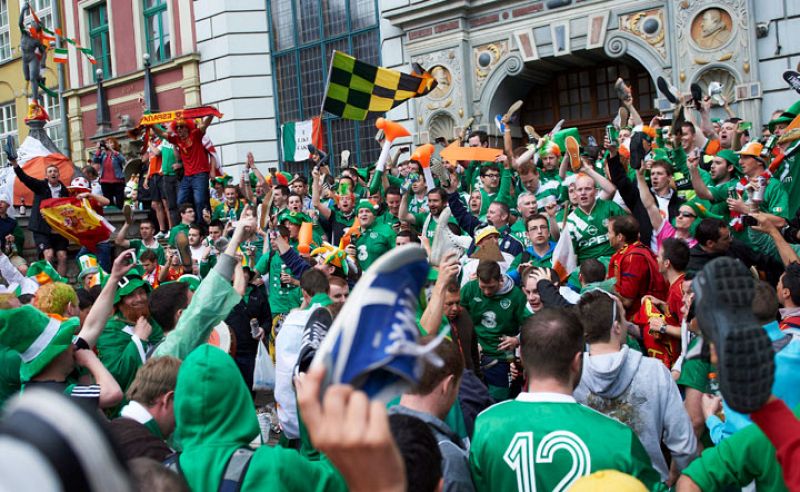 Seguidores de España y Irlanda confraternatizan