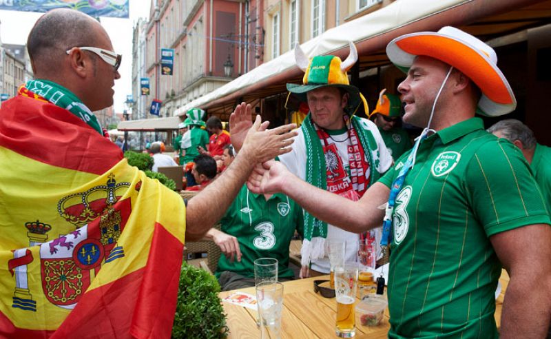 Un seguidor de España choca la mano con uno de Irlanda