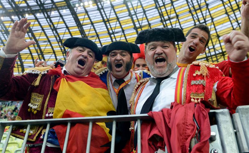 Tres aficionados de España disfrazados de toreros