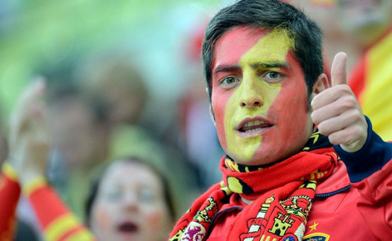 Un aficionado de España con la cara pintada