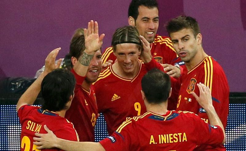 Los compañeros felicitan a Torres tras su gol