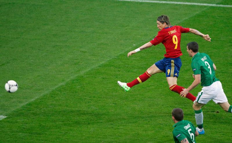 Torres dispara a la portería irlandesa