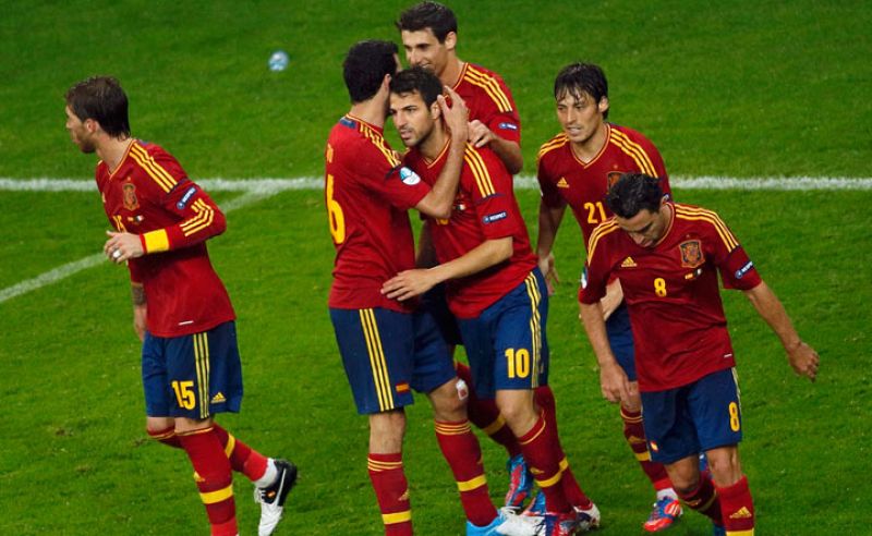 Los compañeros felicitan a Cesc tras marcar el cuarto gol del partido