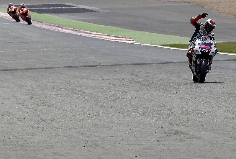 Jorge Lorenzo cruzando la meta por delante de las Hondas.