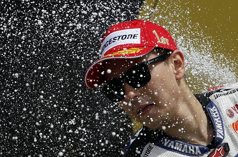 Lorenzo entre la espuma del cava en Silverstone