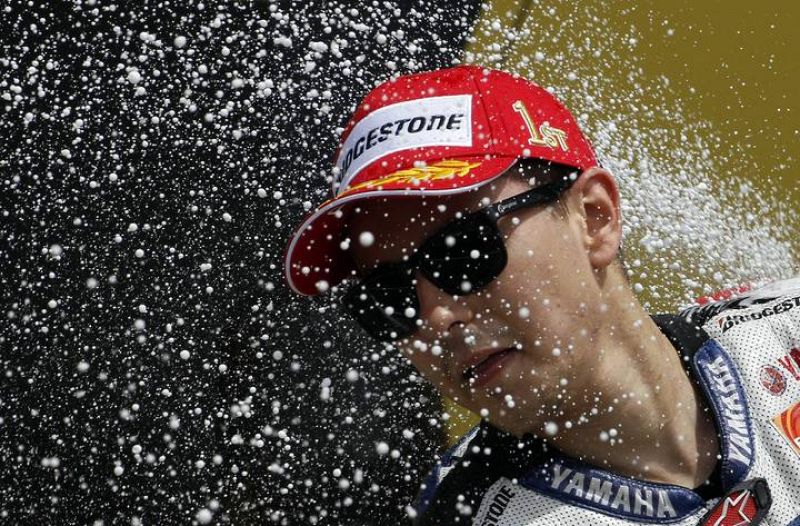 Lorenzo entre la espuma del cava en Silverstone