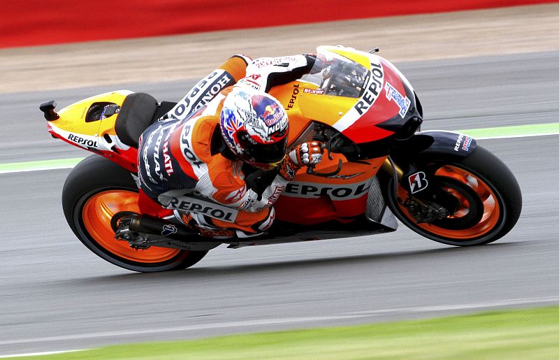 Casey Stoner se descuelga de su Honda en los entrenamientos de Silverstone