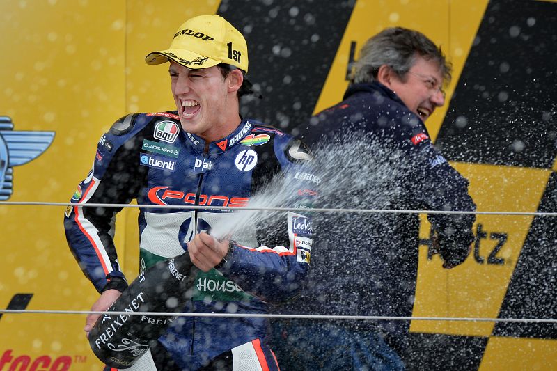 Pol Espargaró celebra con cava su victoria en Moto2