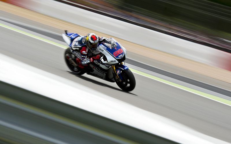 Jorge Lorenzo visto entre los raíles del circuito de Silverstone