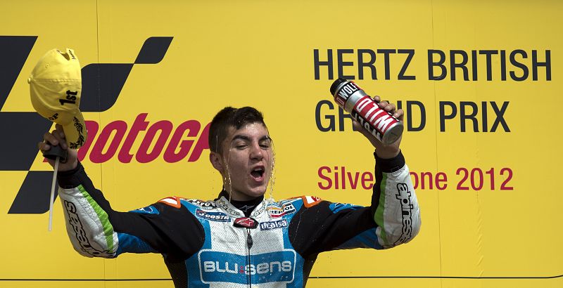 Maverick Viñales celebrando su victoria en Moto3 en Silverstone