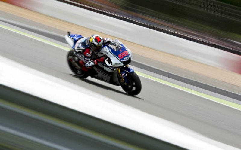 Jorge Lorenzo visto entre los raíles del circuito de Silverstone