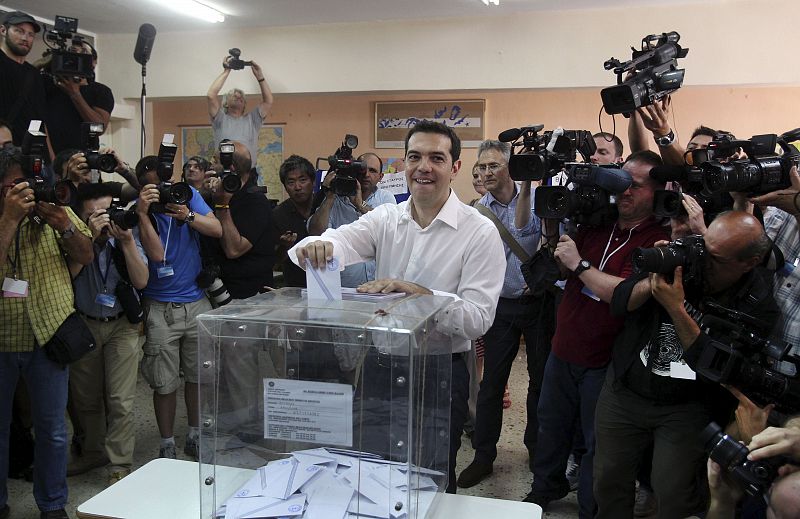 El líder de la Coalición de la Izquierda Radical (Syriza) Alexis Tsipras deposita su voto