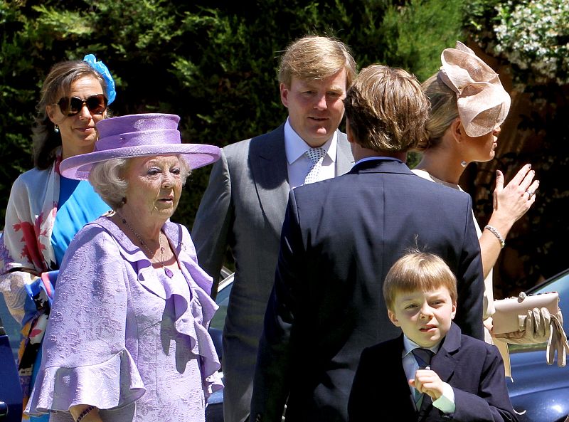 La reina Beatriz, elegantísima con este vestido malva.