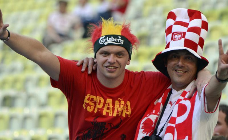 Un aficionado de España junto a otro de Croacia antes del partido