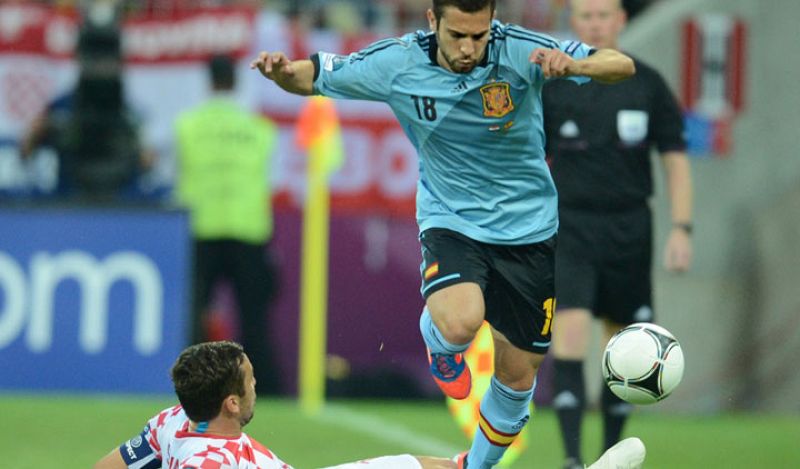 Jordi Alba intenta escapar del croata, Ivan Strinic