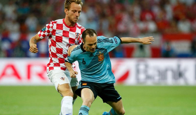 Iniesta lucha con el croata Rakitic
