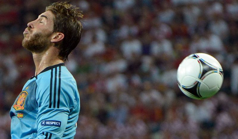 Sergio Ramos despeja un balón