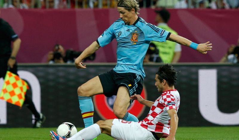 Fernando Torres pelea con Danijel Pranjic