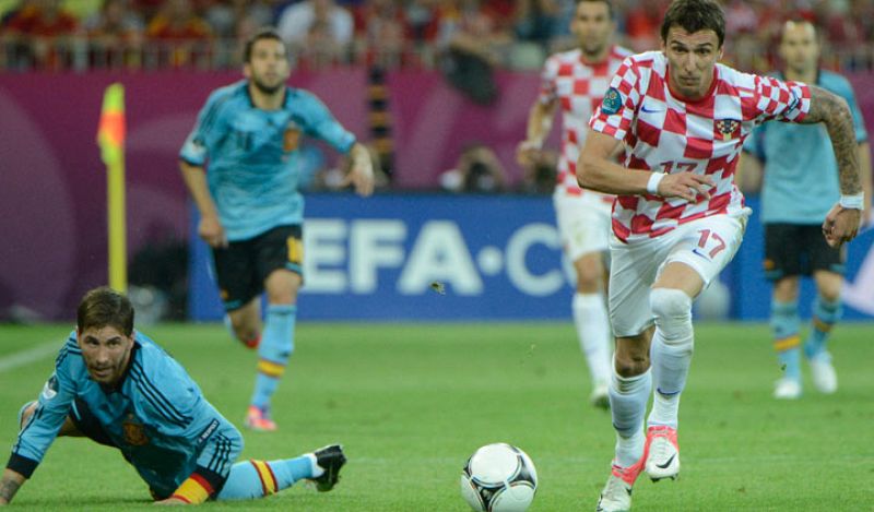 Mario Mandzukic corre con el balón