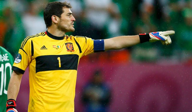 Casillas da órdenes durante el partido