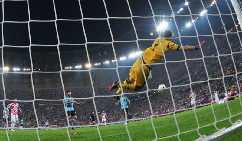 Casillas se estira para frenar un disparo de Perisic