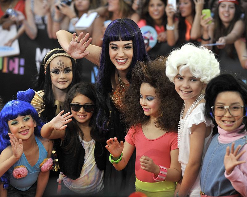 Katy Perry posa para los medios con unos niños