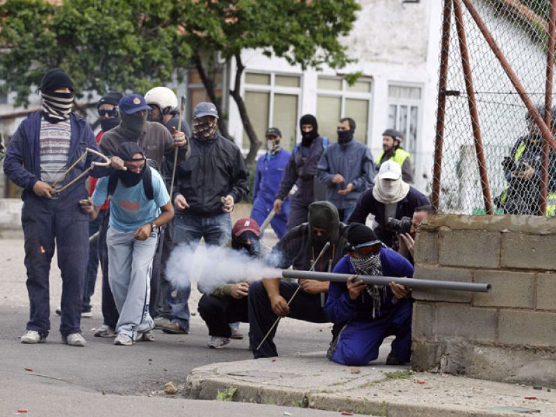 Un grupo de mineros arroja piedras contra guardias civiles en Ciñera, provincia de León