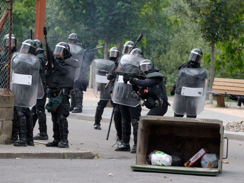 Un grupo de policías responde a las protestas de los mineros del carbón