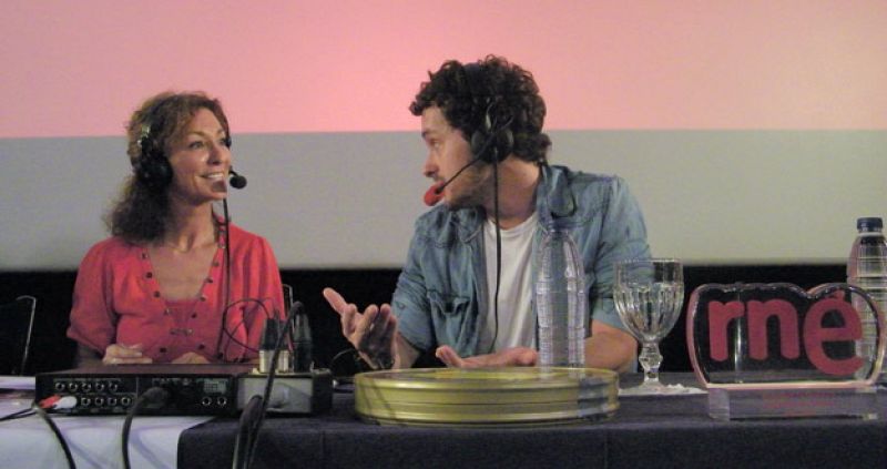 Yolanda en un momento de la entrevista con el ganador del concurso, Edgar Lledó