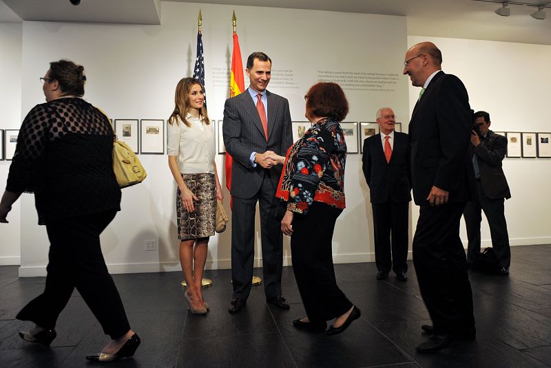 Los príncipes de Asturias se encuentran de visita oficial en Estados Unidos para reforzar las relaciones bilaterales entre ambos países. En la imagen, don Felipe y doña Letizia en la sala de exposiciones del Instituto Cervantes de Nueva York.