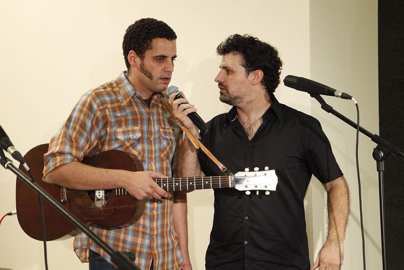 Batalla de bandas en el Instituto Cervantes: Ángel Carmona y Depedro