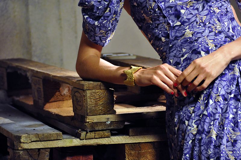 Nieves Álvarez, con una original pulsera.