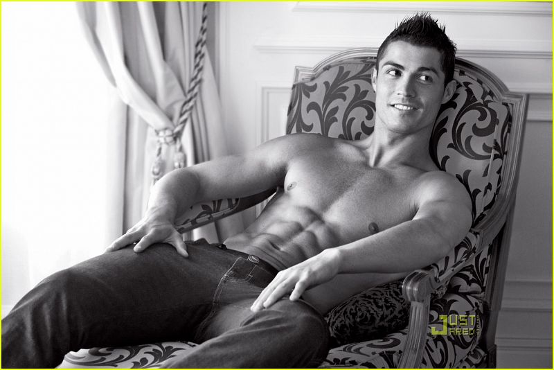 Armani publicita sus vaqueros, y en esta foto solo sus vaqueros, en el esculpido cuerpo de Cristiano Ronaldo
