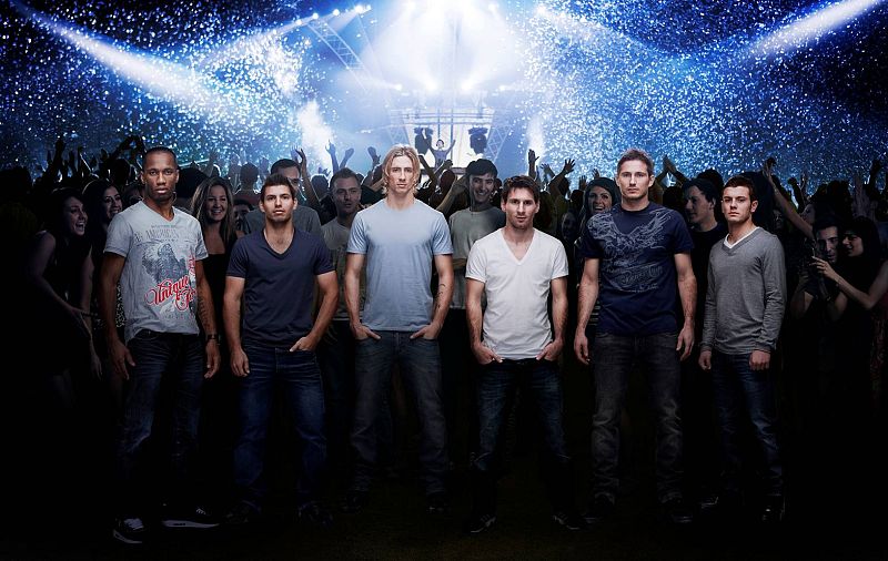 Drogba, el Kun Agüero, Fernando Torres, Messi, Lampard y Wilshere posaron juntos en esta campaña de Pepsi