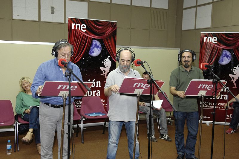 Actores durante el ensayo de la ficción sonora de Radio Nacional, 'El último trayecto de Horacio Dos'