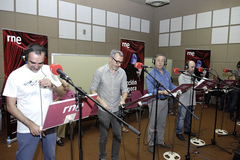 Cuatro actores durante el ensayo