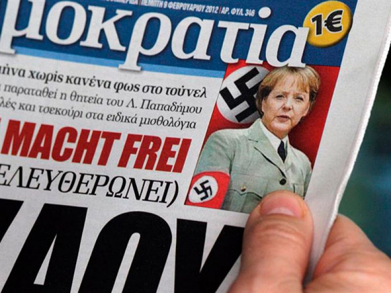 El periódico conservador Democrazy publica una fotografçia de Merkel con una esvástica. v