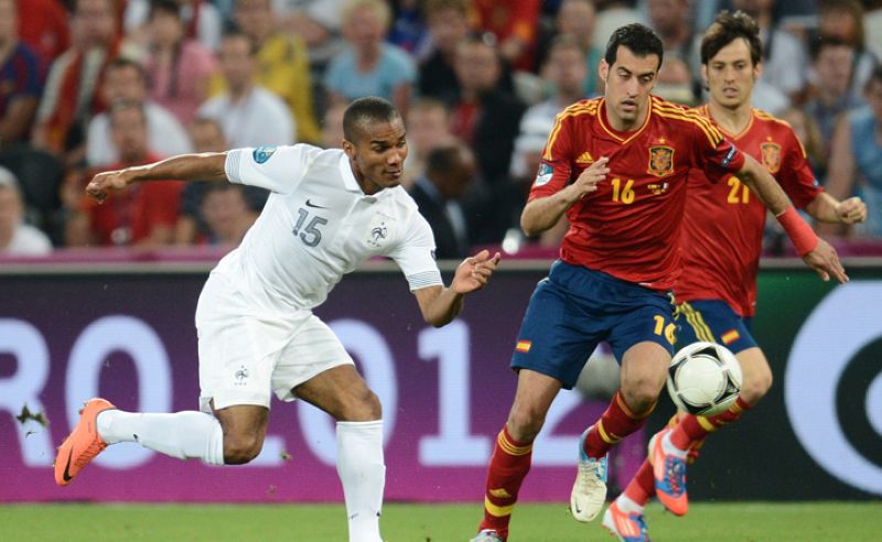 Busquets corre con el balón ante el jugador francés Maloluda.