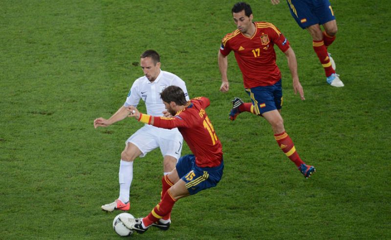 Ribery intenta arrebatar el balón a Sergio Ramos.