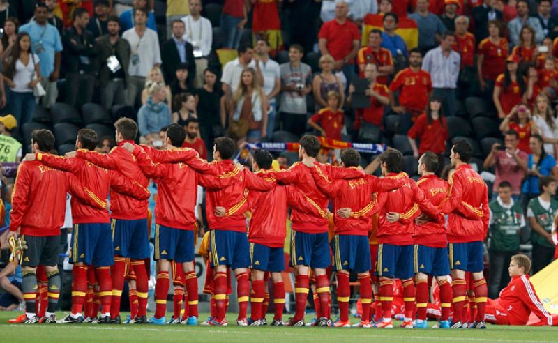 La selección española escucha el himno nacional, antes de comenzar el encuentro.