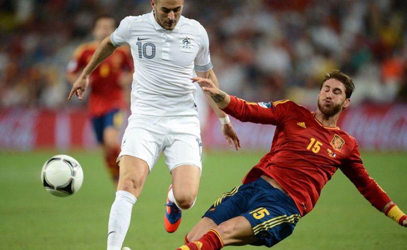 Sergio Ramos trata de quitarle un balón a su compañero en el Real Madrid Benzemá.