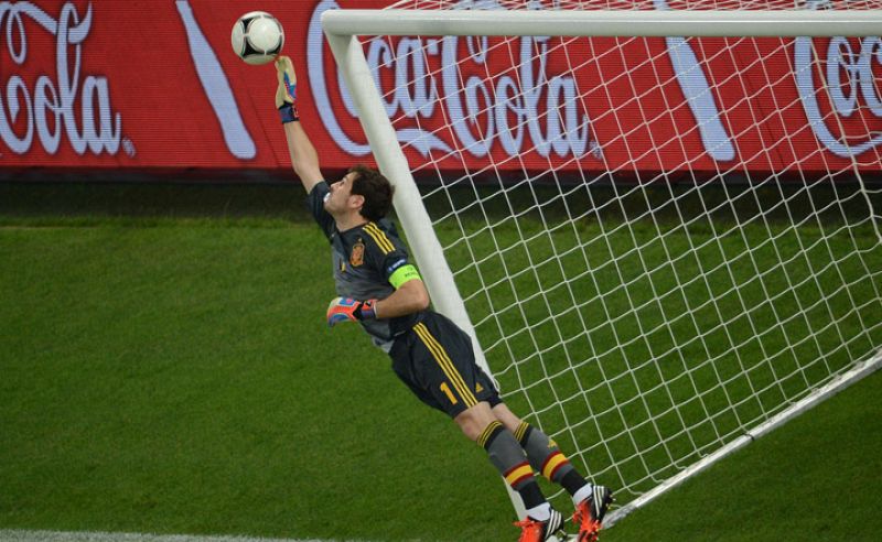 Estirada del guardameta español, Íker Casillas.