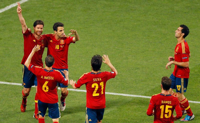 Los jugadores españoles celebran el gol de Xabi Alonso sobre el césped del Donbass Arena.