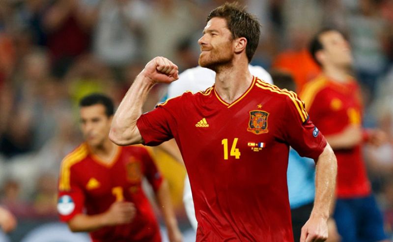 El jugador español Xabi Alonso celebra su segundo gol ante Francia.