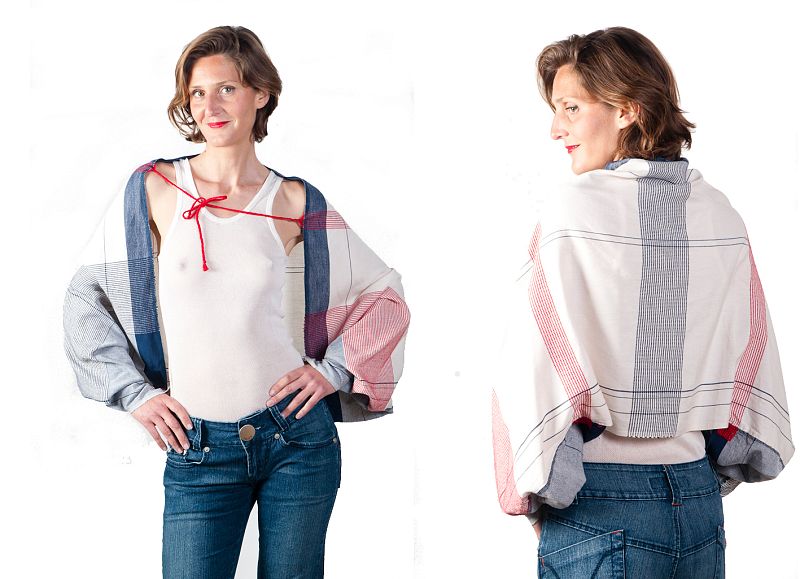 Chaqueta tipo echarpe en blanco, azul y rojo de Irene Peukes