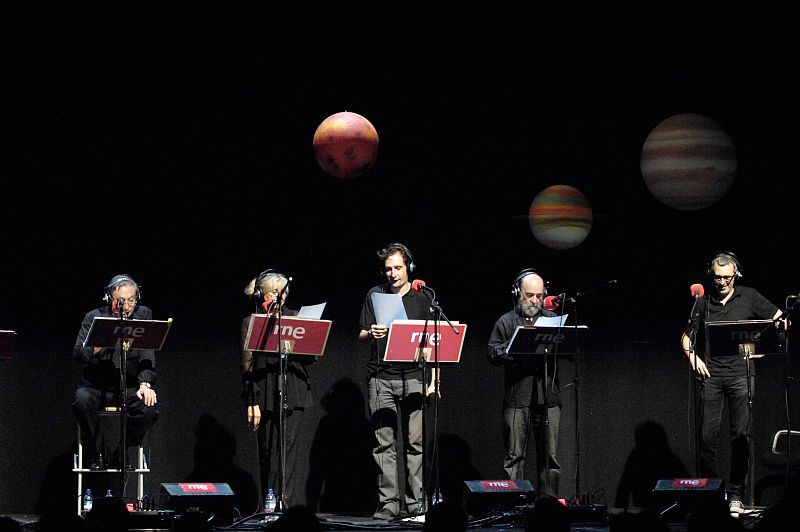 Actores durante una escena de la última ficción sonora de RNE, 'El último trayecto de Horacio Dos'