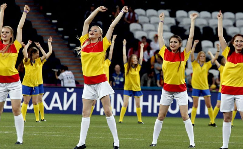 Un grupo de animadoras antes del inicio del partido entre España y Portugal