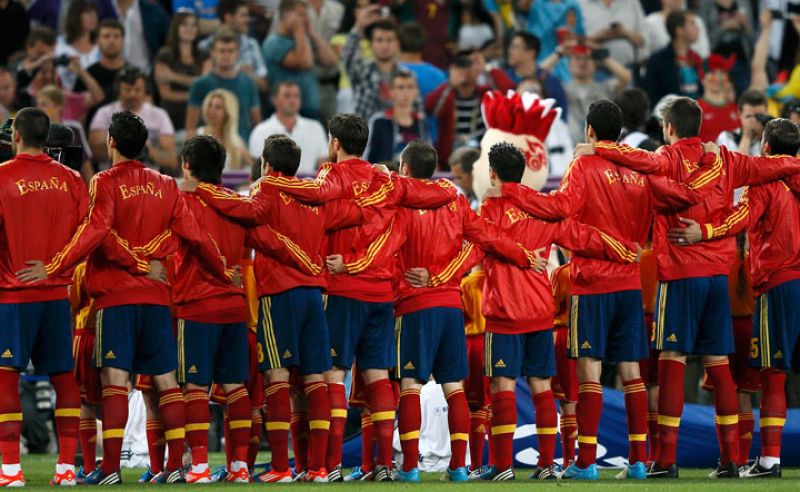 Los jugadores españoles escuchan el himno nacional